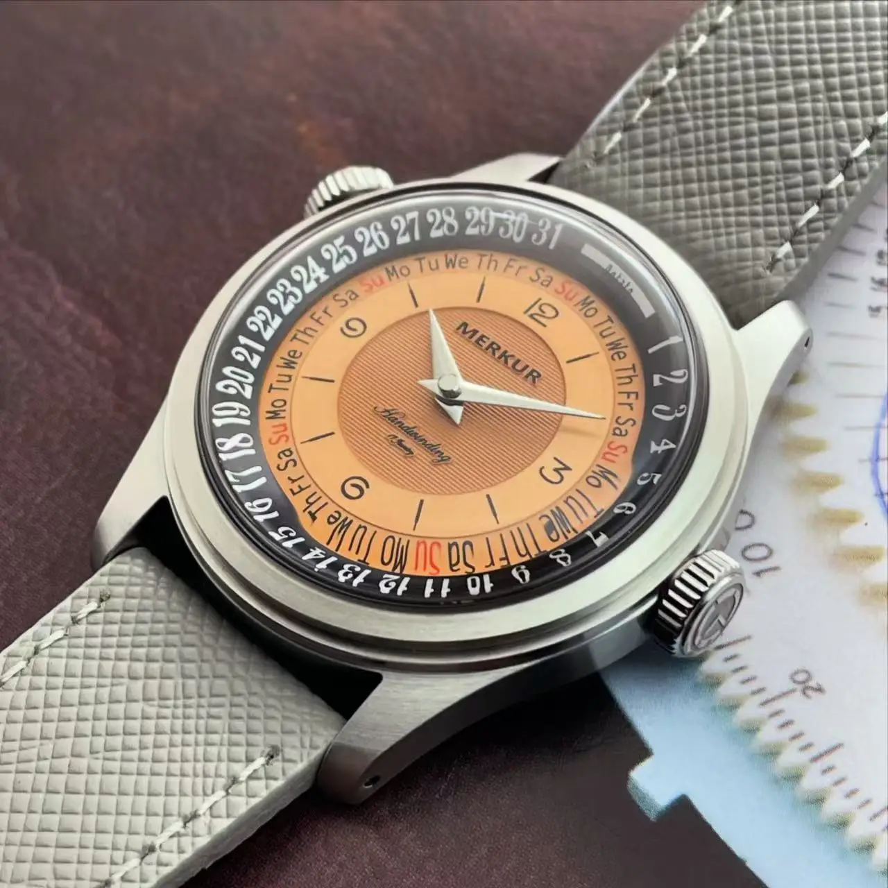 2025 ใหม่ Merkur Dual Crown ปฏิทินสัปดาห์นาฬิกา Retro Manual Mechanical นาฬิกาผู้ชายนาฬิกา Vintage 38 มม.Reloj Hombre สีขาว