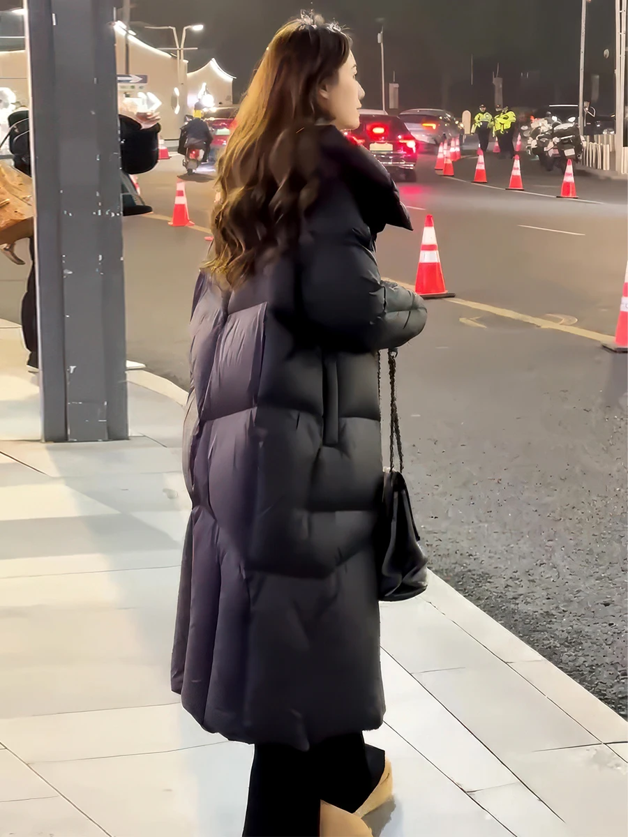 معطف نسائي طويل أبيض محشو بالريش الدافئ لشتاء 2024، معطف أنيق للتنقل اليومي مع قبعة