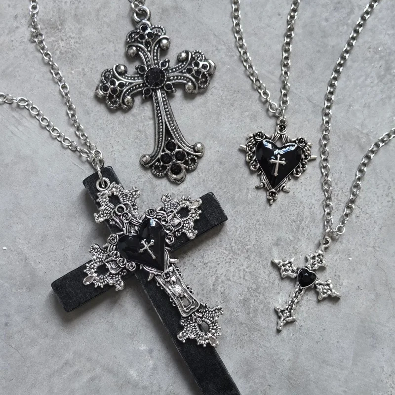 4-teiliges Gothic-Halsketten-Set, schwarze Halskette mit Kristallimitat-Kreuz-Dorn-Herz-Anhänger, dunkler ästhetischer Schmuck – Detail 5