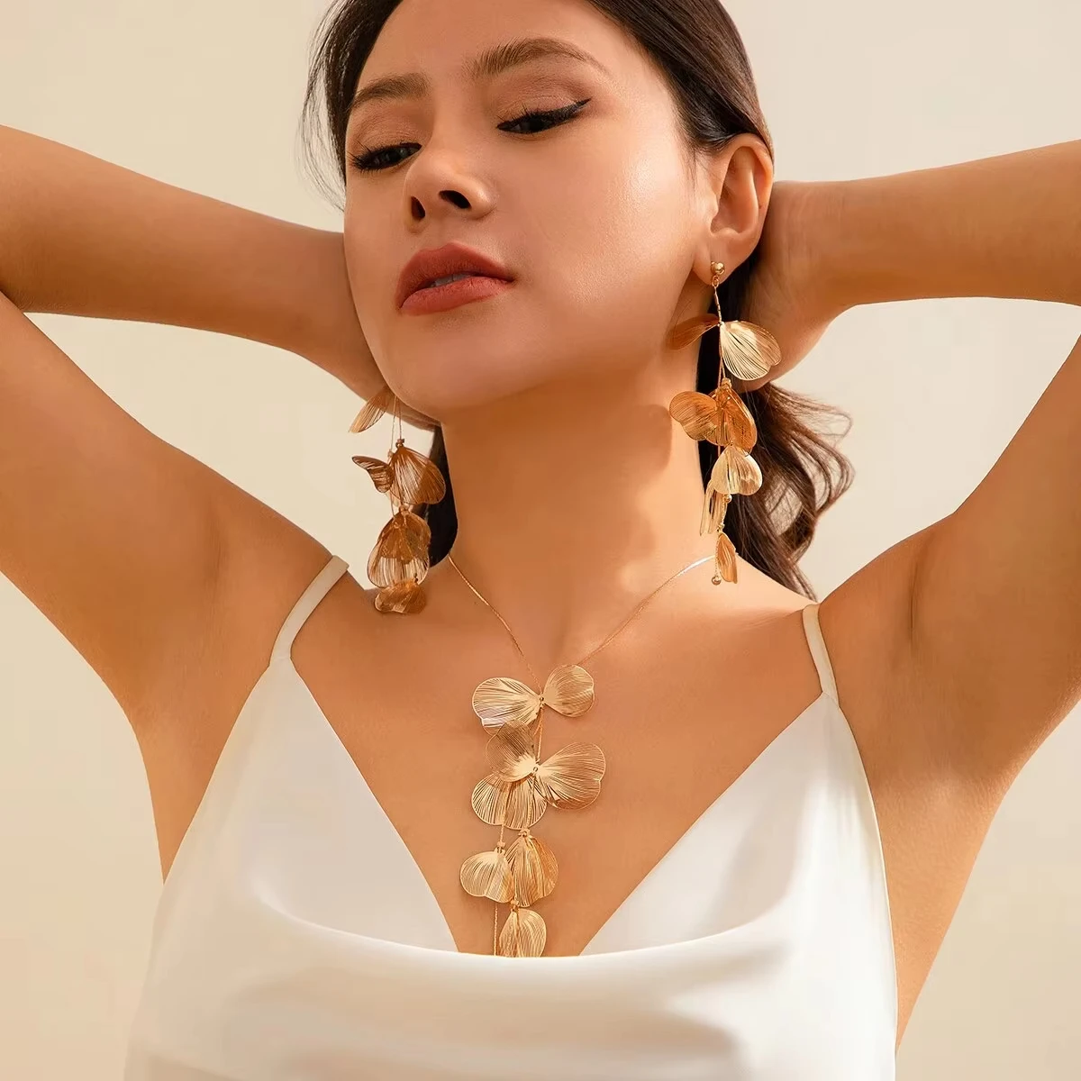 

Aesthetic Elegant Ginkgo Leaf Pendant Earrings Necklace Set for Women Romantic Bridal Tassel Jewelry Set Party Neck Accessories