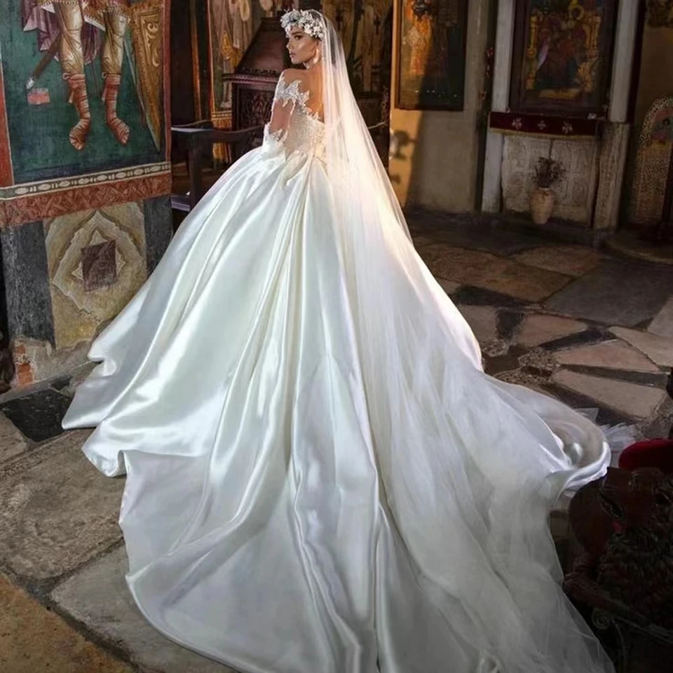 Vintage Ball Gown Satin Wedding Dresses Elegance Long Sleeves V Neck Bridal Dress Church Long Train Plus Size Wedding Gown