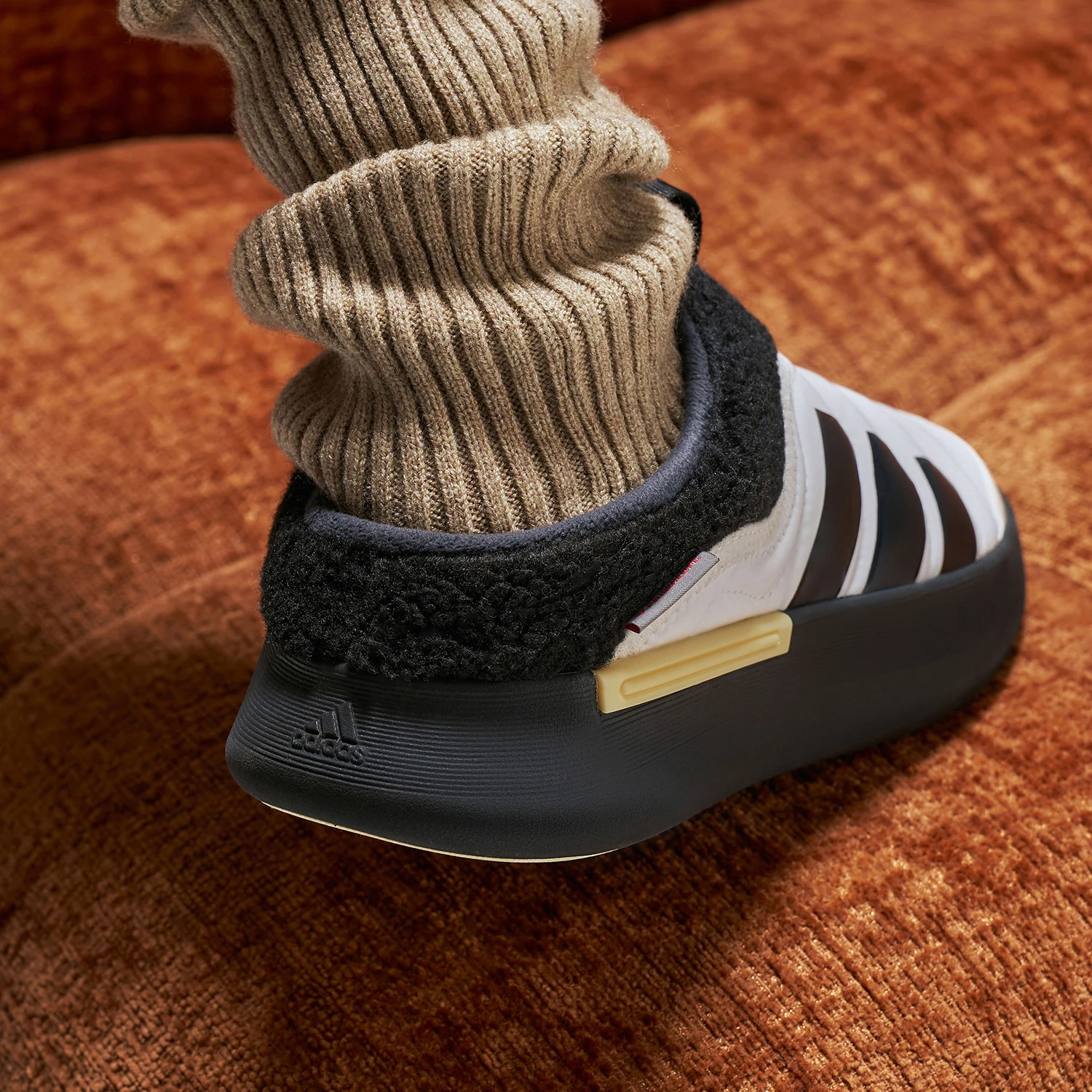 حذاء أديداس كاجوال جديد للجنسين مريح ومضاد للانزلاق من القطن JR0066