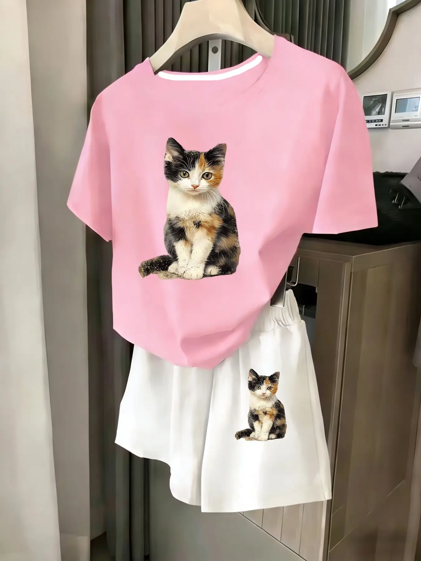 

Женский комплект из 2 предметов, летний комплект для пляжного отдыха, повседневная футболка с круглым вырезом и короткими рукавами, шорты с эластичной резинкой на талии, удобный костюм