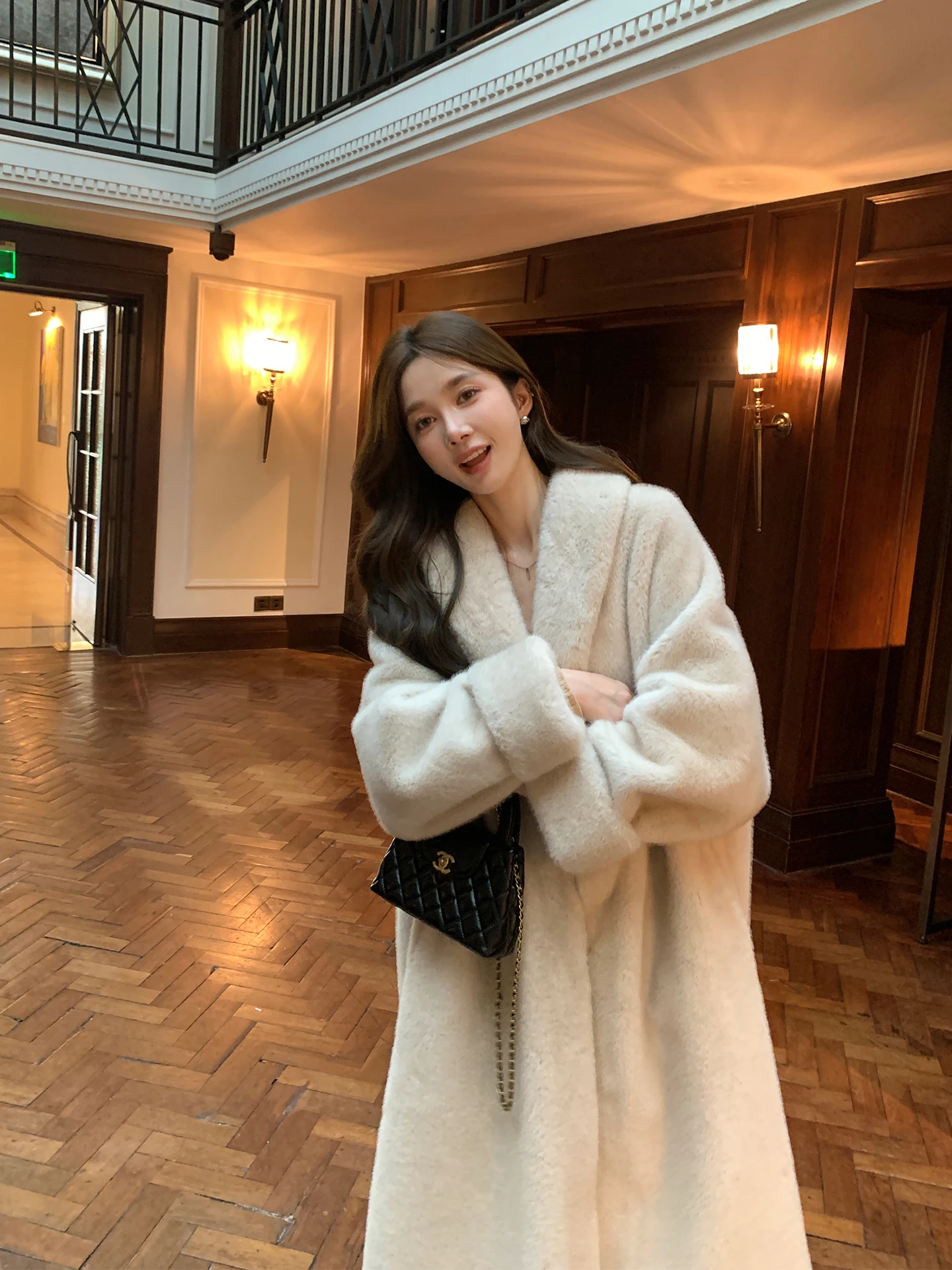White Swan 2025 New Style faux mink and mink coat for women's winter, a high-end long eco-friendly fur coat