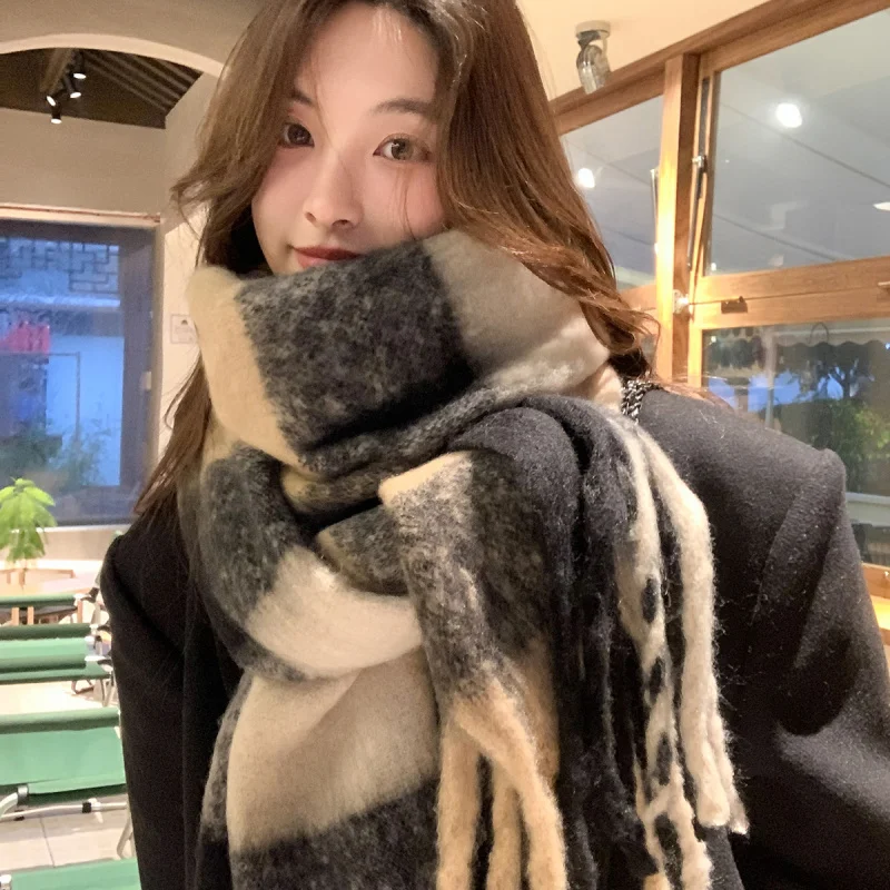 

Winter Scarf Women with a Sense of Sophistication2025New Style Mohair Black and White Plaid Versatile Student Warm Thickened