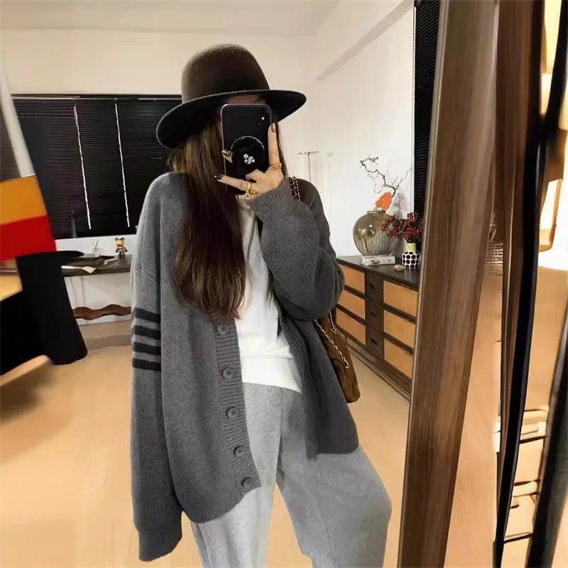 เสื้อคลุมไหมพรมคอวีลายทางสีสันสดใส สไตล์เกาหลีใหม่ ทรงหลวม สไตล์ลำลองสำหรับผู้หญิง ฤดูใบไม้ร่วง ฤดูหนาว