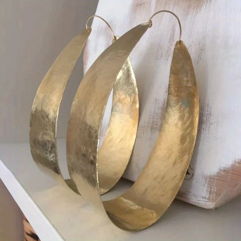 Klassische trendige Goldfarbe Metall glänzende Oberfläche Schnitzerei Geometrie Muster Creolen für Frauen Schmuck