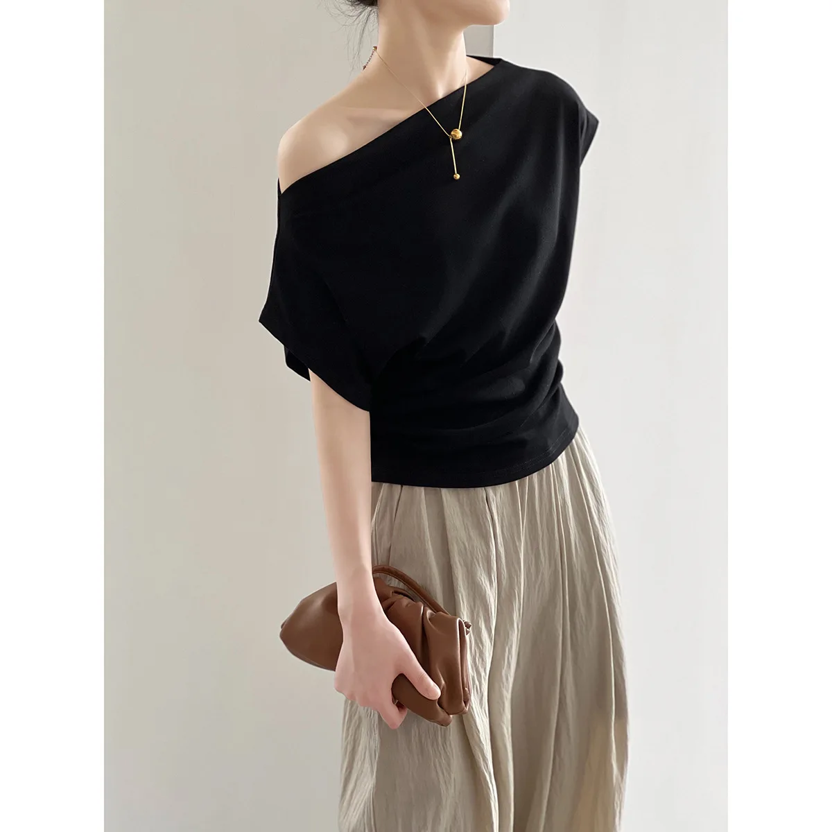 French Line Neck Off-shoulder Short Sleeve T-shirt Women 2024 Summer Design Pleated Waist Tuck Top