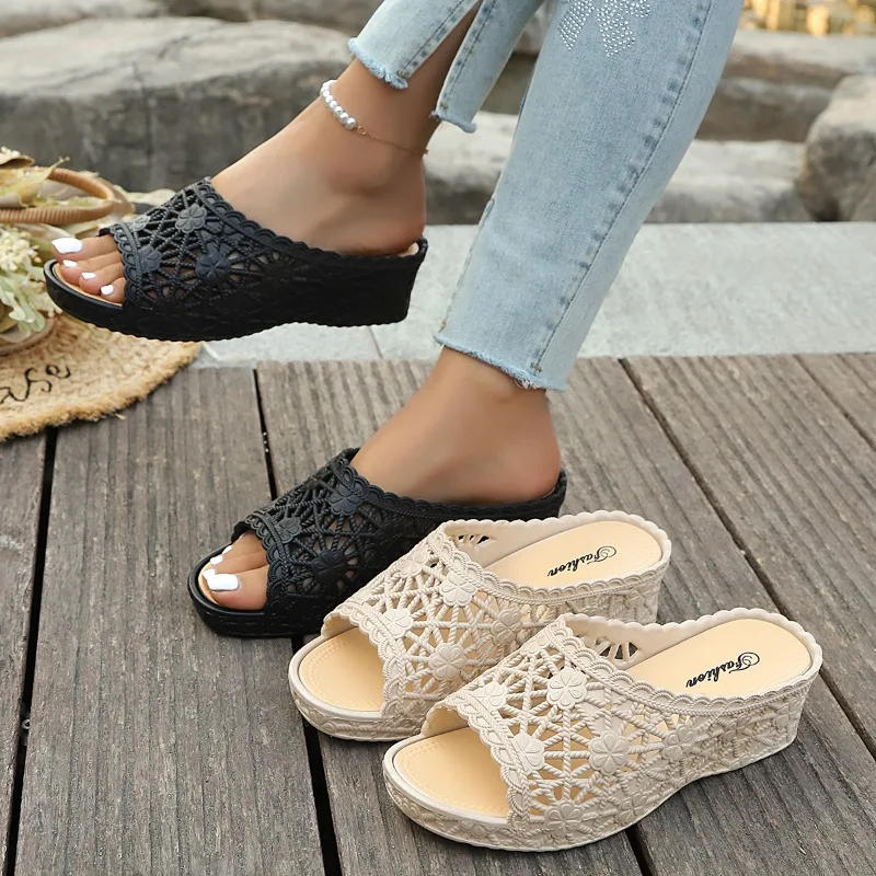 

Элегантные женские сандалии с цветочным принтом и удобной подошвой — летние модные туфли на танкетке с вырезами — повседневные, нескользящие, универсальные пляжные шлепанцы