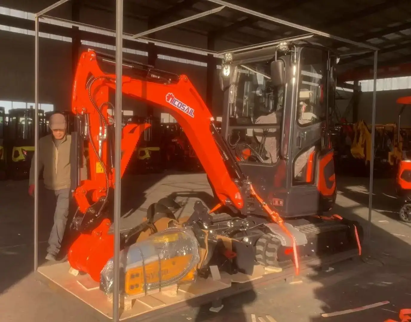 

Mini excavator with 1.8-ton Kubota engine and side swing function for farm garden excavation using mini excavator