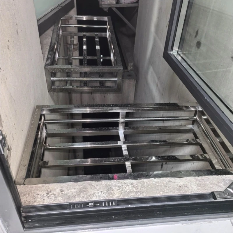 Stainless steel balcony flower stand Moisture-proof stand Outdoor flower stand High-rise window Wall rack Flower pot window