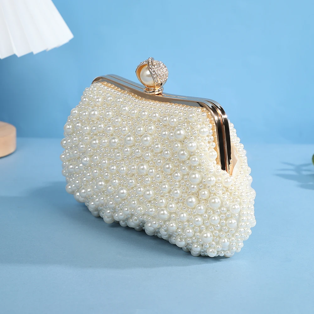 Neue Handtasche mit Perlenbesatz – eine elegante und raffinierte Abendtasche für Damen, mit einem klassischen, französischen Metallverschluss im Antikstil. – Detail 3