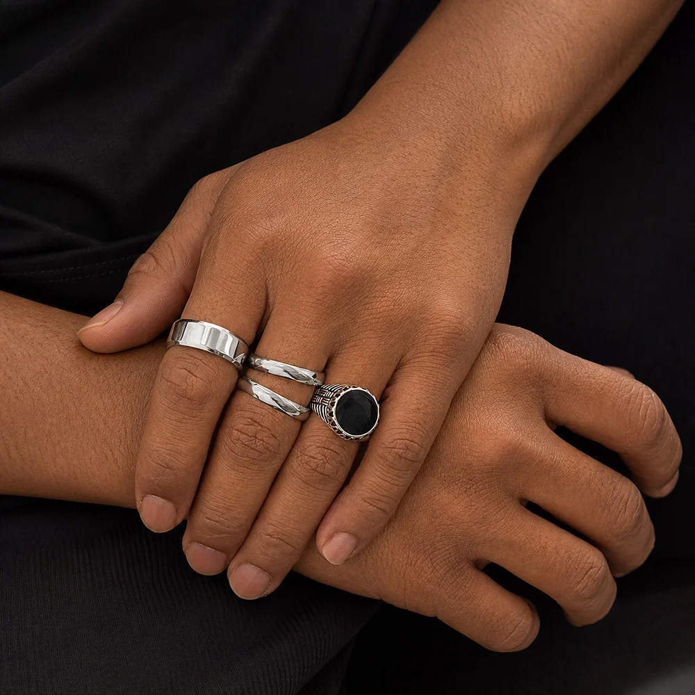 4-teiliges Ringset in Silberfarbe für Herren, mit schwarzem Stein, Siegelring und polierten Ringbändern, minimalistischer geometrischer Schmuck, Vintage-Partygeschenk – Detail 2