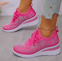 Buty damskie 2024 lato ukryte koturny na obcasie białe różowe trampki damskie na platformie oddychające siateczkowe czarne buty na wysokim obcasie