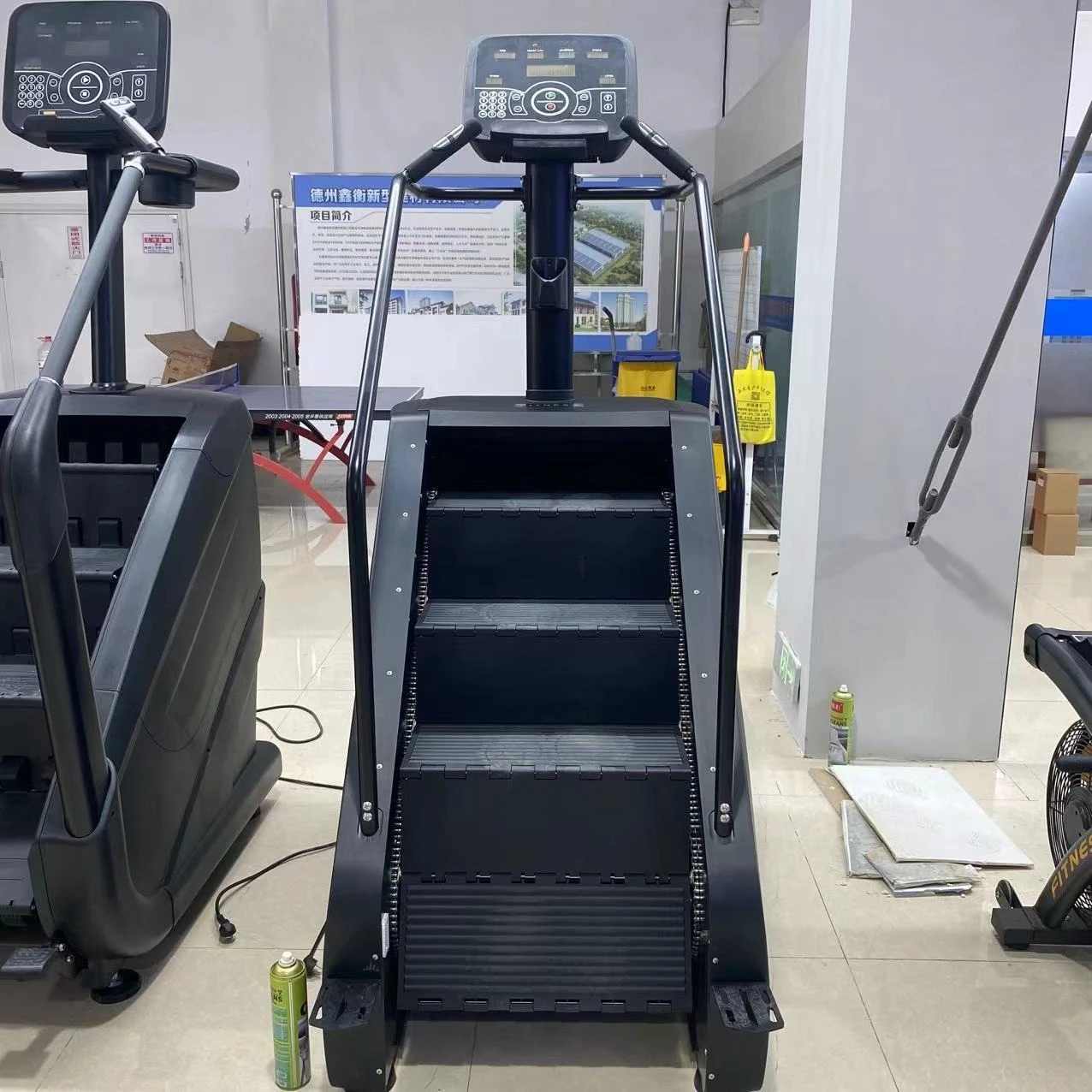 

Тренажер-степпер для аэробных тренировок и имитации подъема в гору