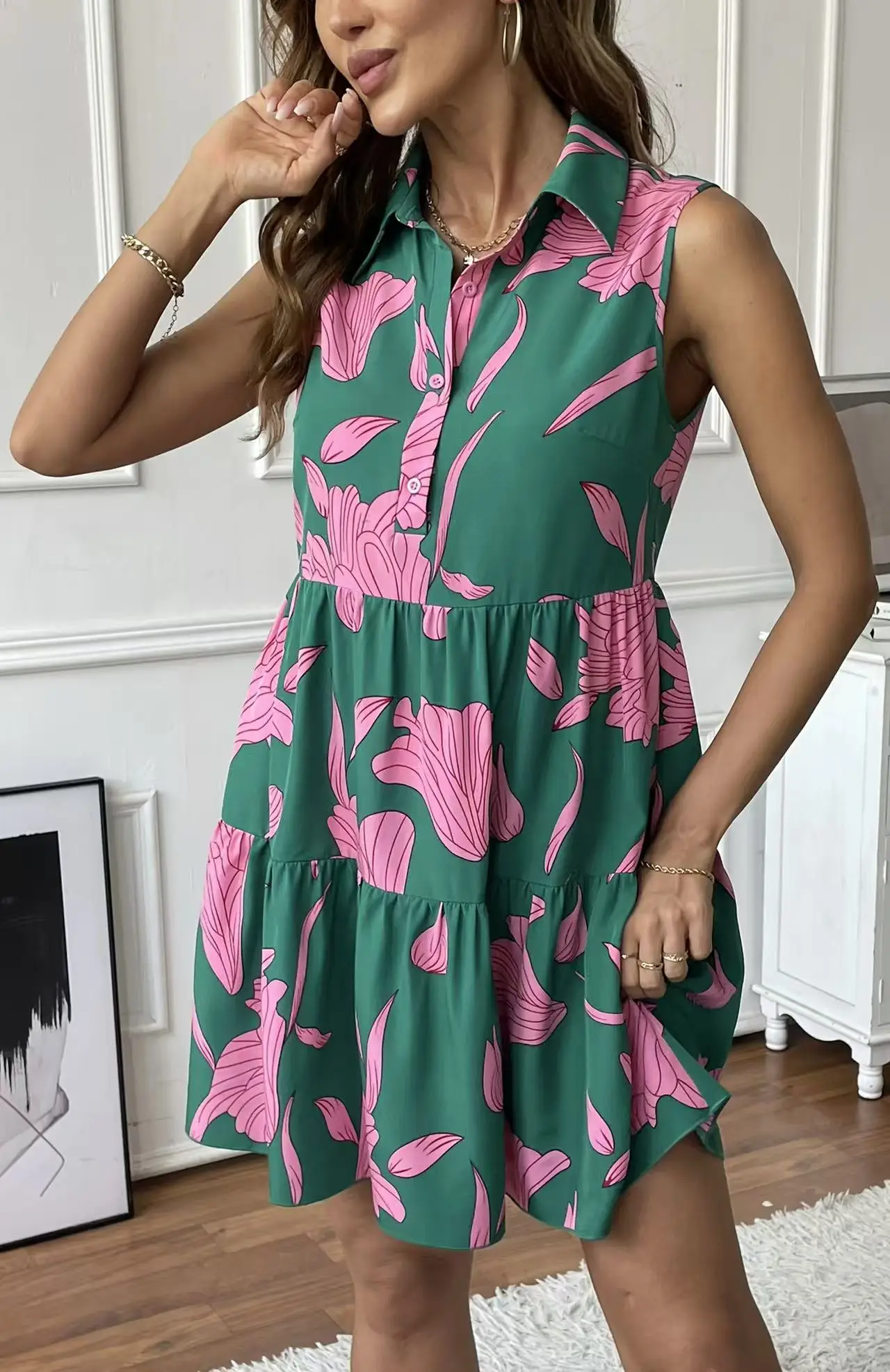 レトロなスタイルのダークグリーンのドレスは、花柄のプリントと組み合わせられ、スタイリッシュなノースリーブ、リバーシブルの襟が特徴です。