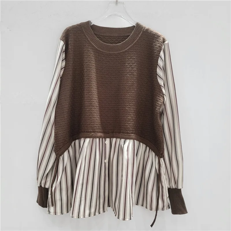 

HK-inspired color-block stripe shirt. Fake layered look, slim-fit & chic. A trendy fall 2025 essential.