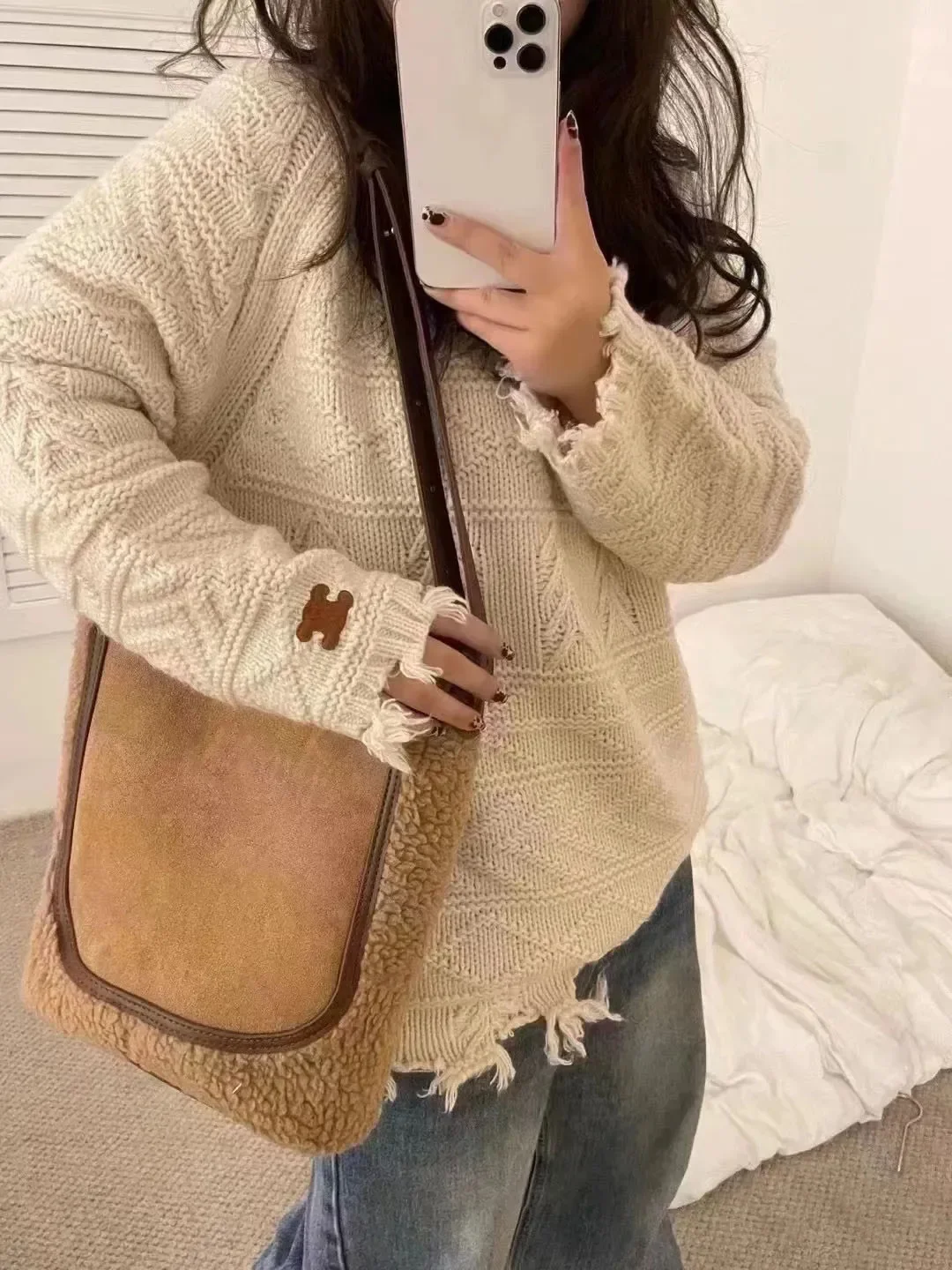 Bolsa tiracolo de lã de cordeiro emendada feminina, bolsa de pelúcia versátil, um ombro, grande capacidade, nova, elegante, outono e inverno