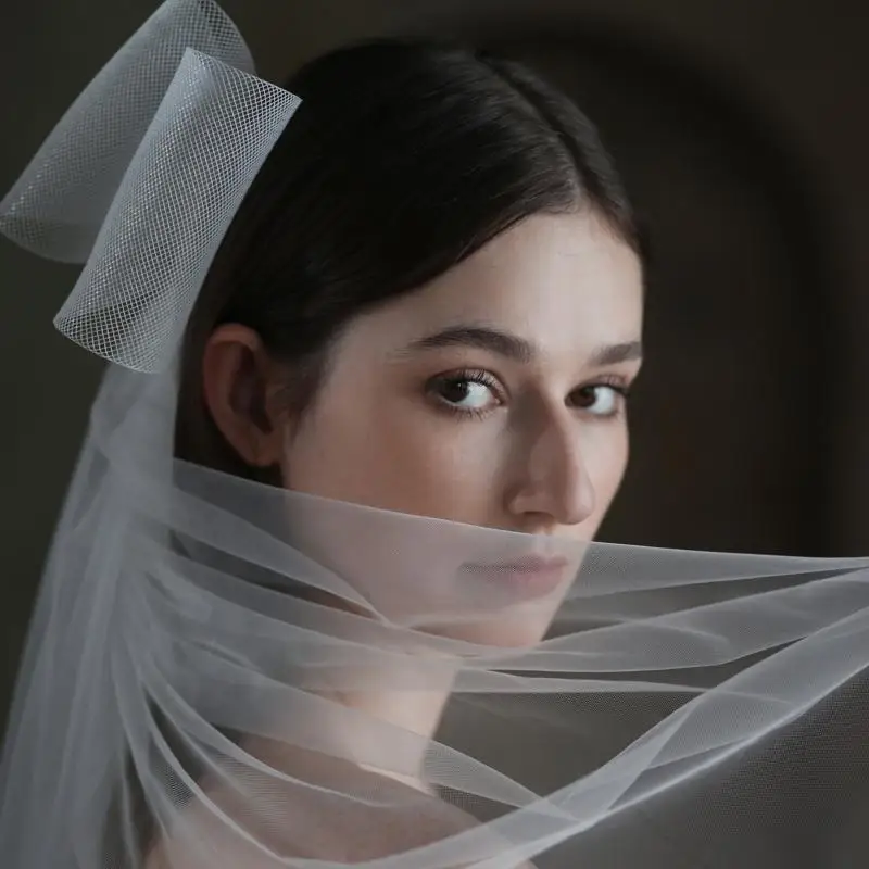 P9FE Hochzeit Brautschleier, Haarschmuck für die Braut, Schnittkante, 2-stöckig, kurzer Tüll, doppellagig, Schleife, Dekor – Detail 9