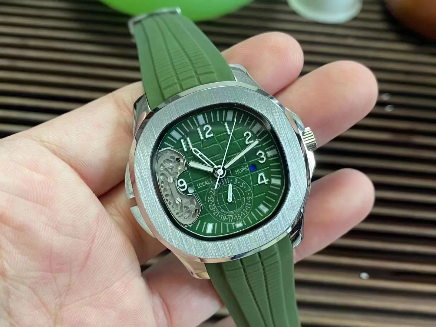 Trendy  Fashionable and Luxurious Quartz Watch Made of Stainless Steel with High Quality