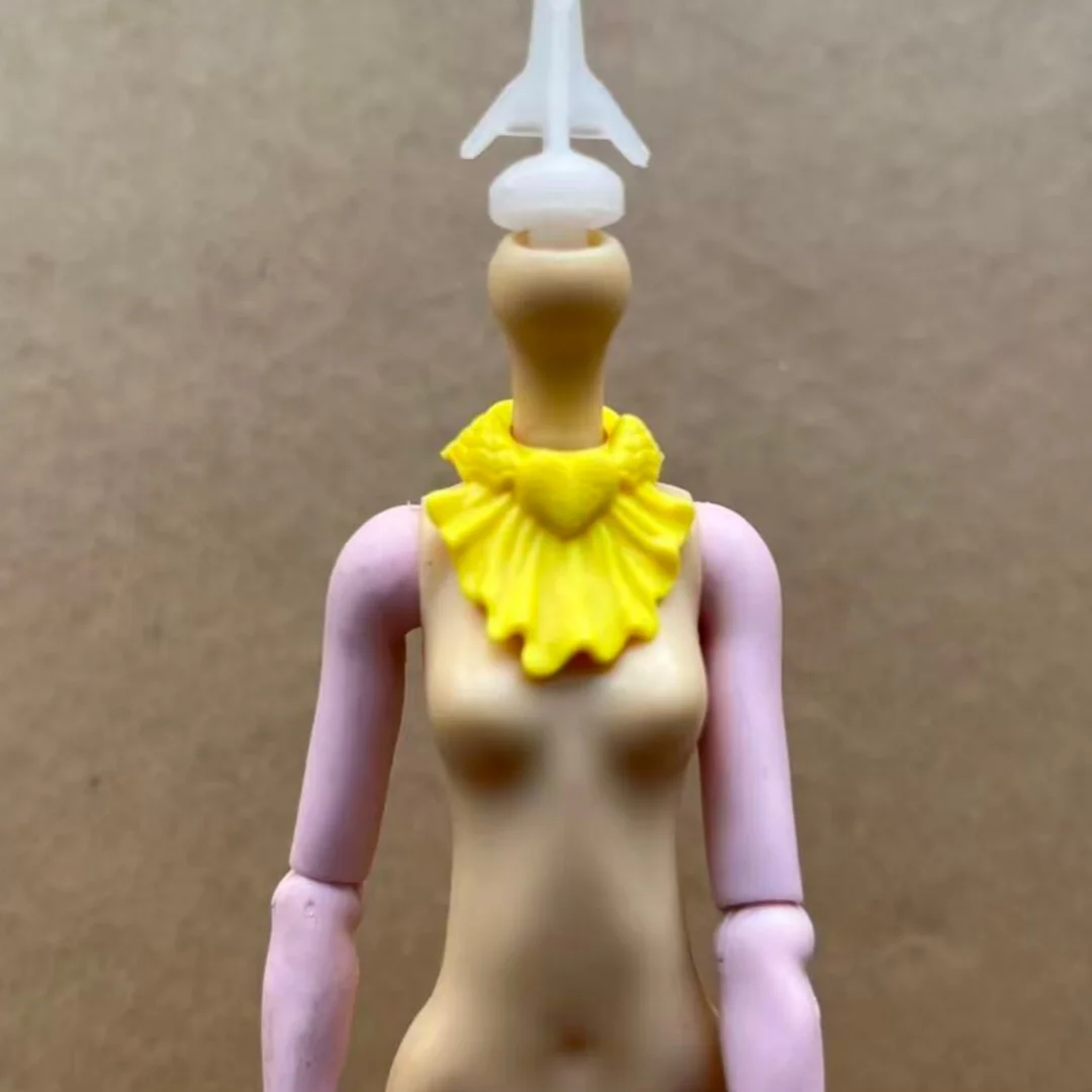 Kleurrijke monsterpopaccessoires - kettingen, taillebanden, hoofdbanden voor poppendecoraties, originele onderdelen voor creatief spelen