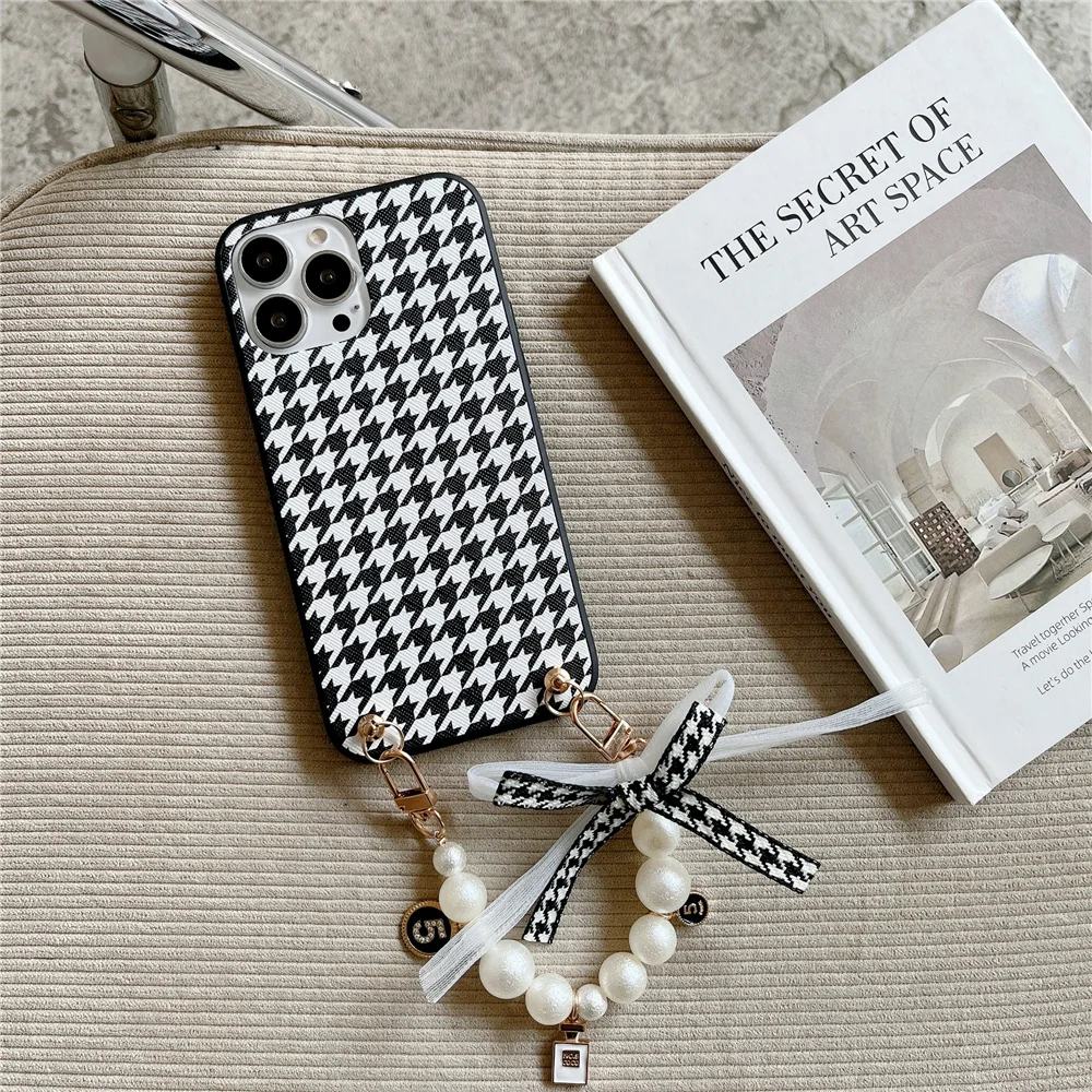 Luxury Korean Houndstooth Pearl Bracelet Chain Phone Case For iPhone 15 11 12 13 14 Pro X XR XS Max 7 8 Plus Protective Cover