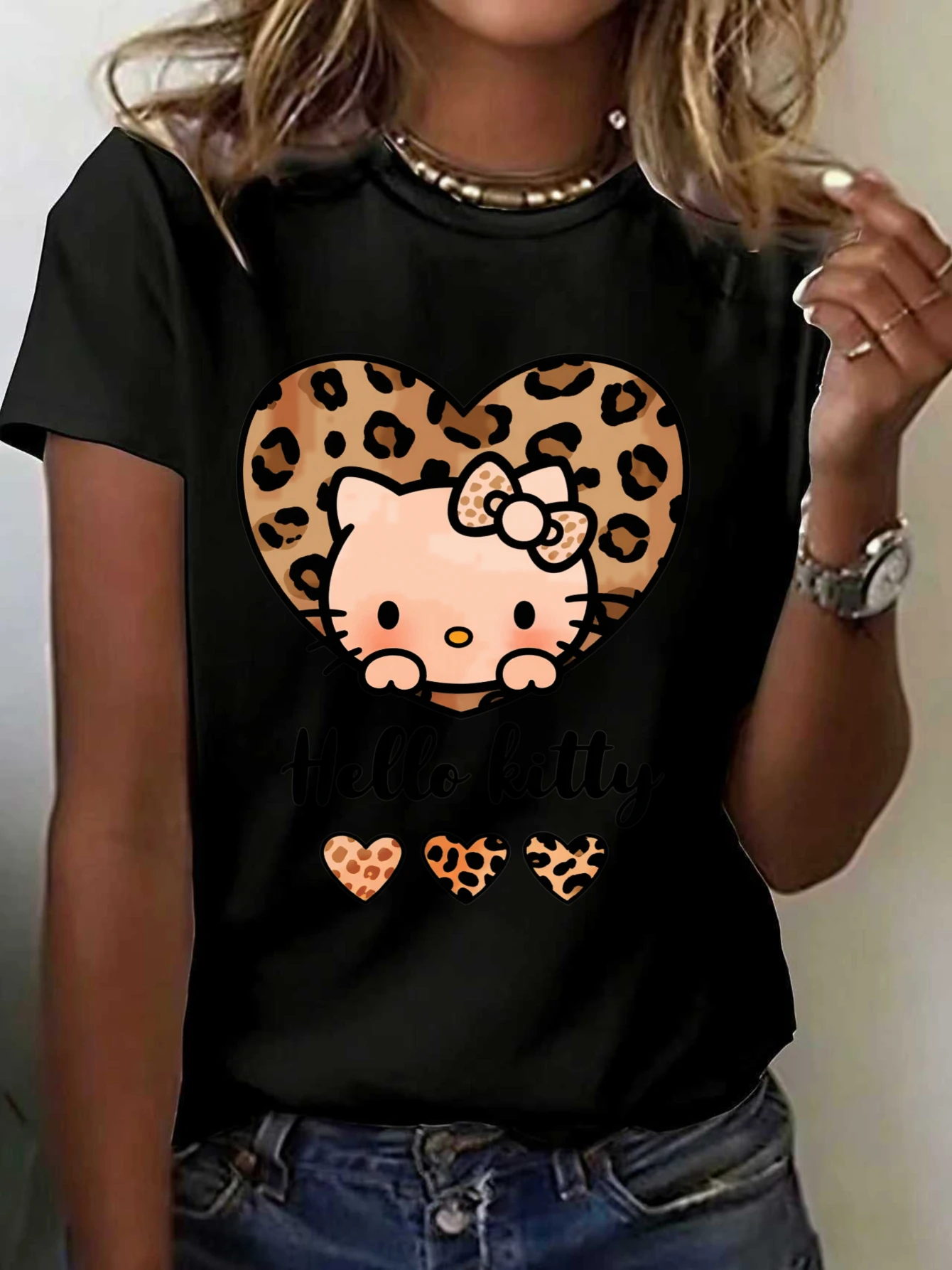 Camiseta de manga corta con cuello redondo y estampado de leopardo de Hello Kitty para mujer, estilo dulce, fresco y picante, holgada y adelgazante