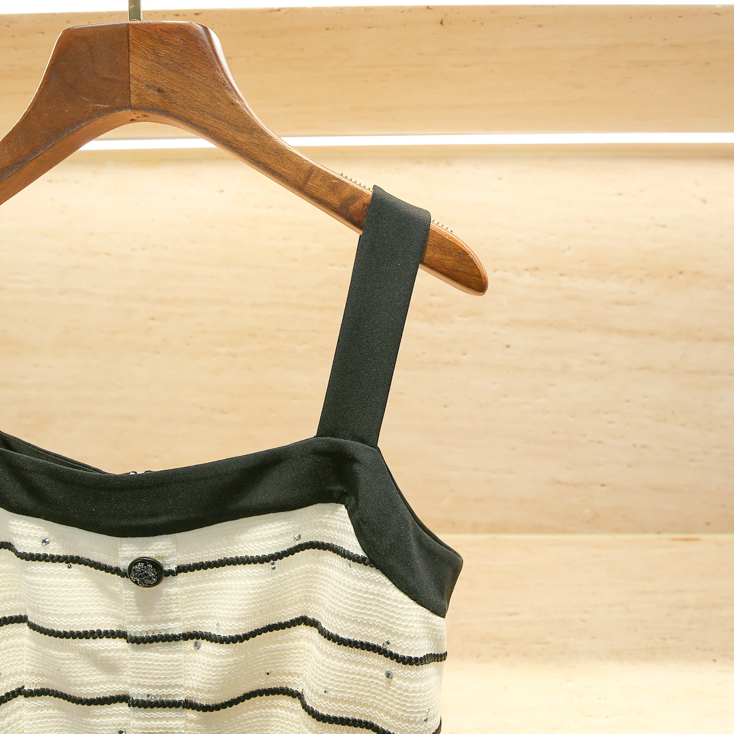 Elegancka letnia spódnica damska w paski, zdobiona diamentami, długa, rozkloszowana, z wysokim stanem.