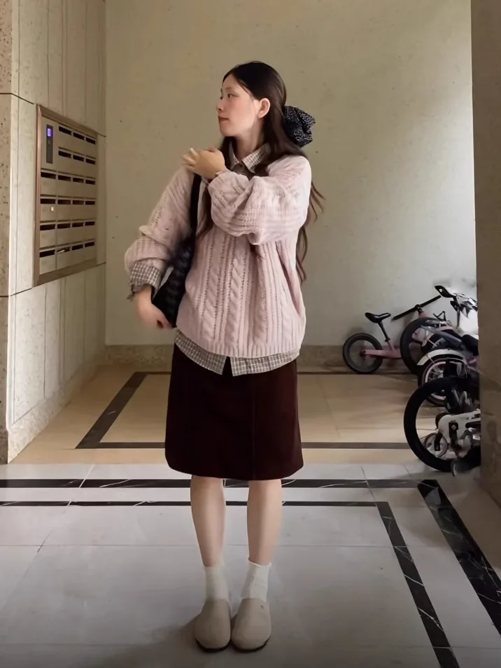 

Pink V-Neck Twisted Sweater Women's Casual Loose Knitted Top Slimming Spring 2026 New Style Versatile Loose Fit Knitwear