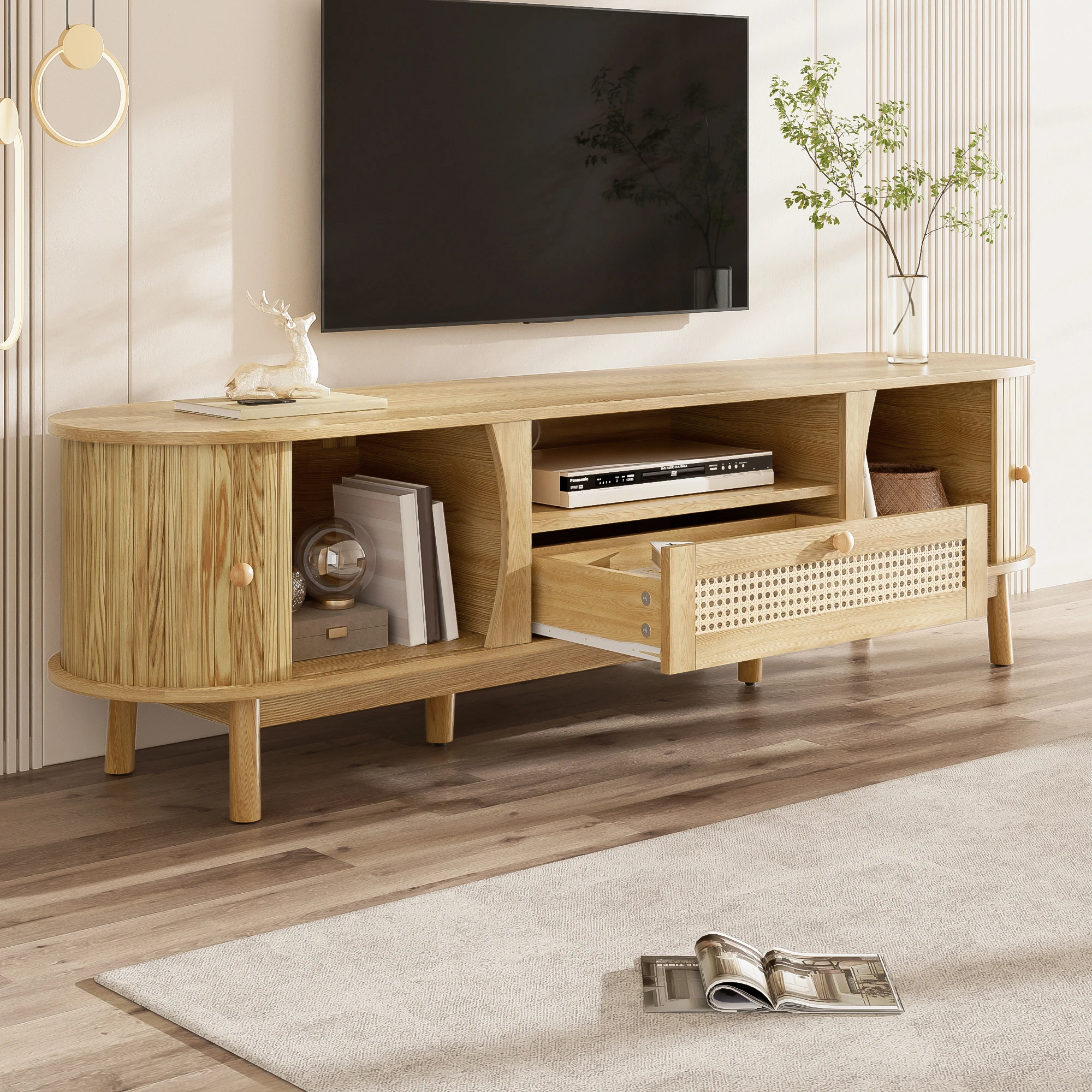 Meuble TV MODFU en rotin avec portes coulissantes, coins arrondis, bas de rangement et tiroirs en rotin naturel