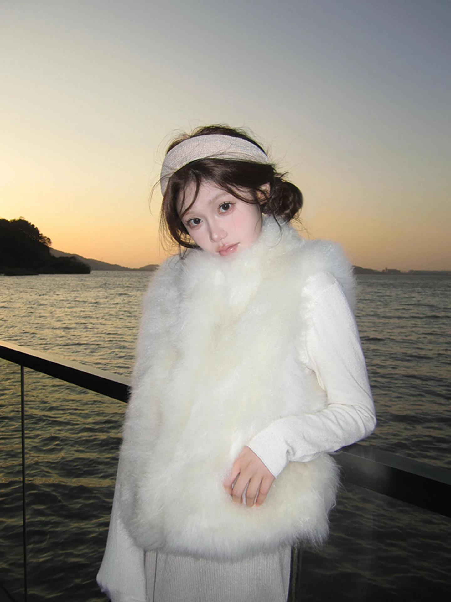 "Clear Mountain, Evening Snow" - Un lussuoso gilet corto in pelliccia di cashmere per giovani donne per stare al caldo in inverno