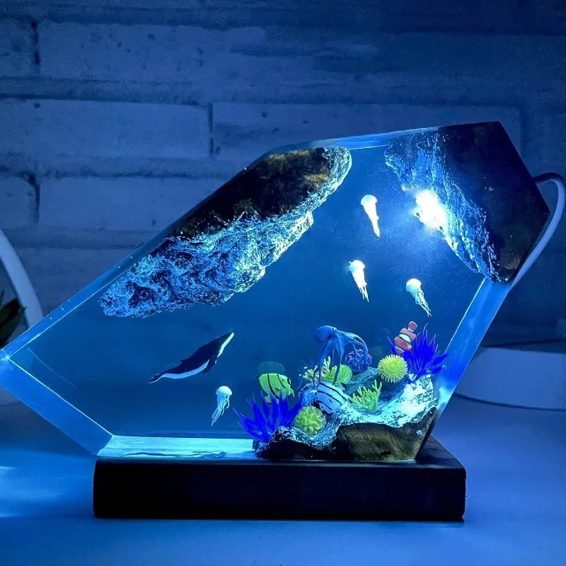 

Горбатый кит и медуза из эпоксидной смолы и деревянный орнамент из морской смолы