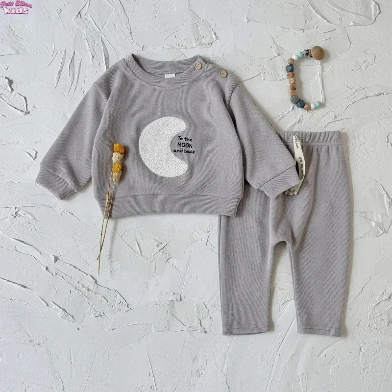 

Осенний комплект детской одежды HoneyCherry, милая детская толстовка с лунными буквами + штаны, тонкая свободная одежда для маленьких мальчиков, комплекты из 2 предметов