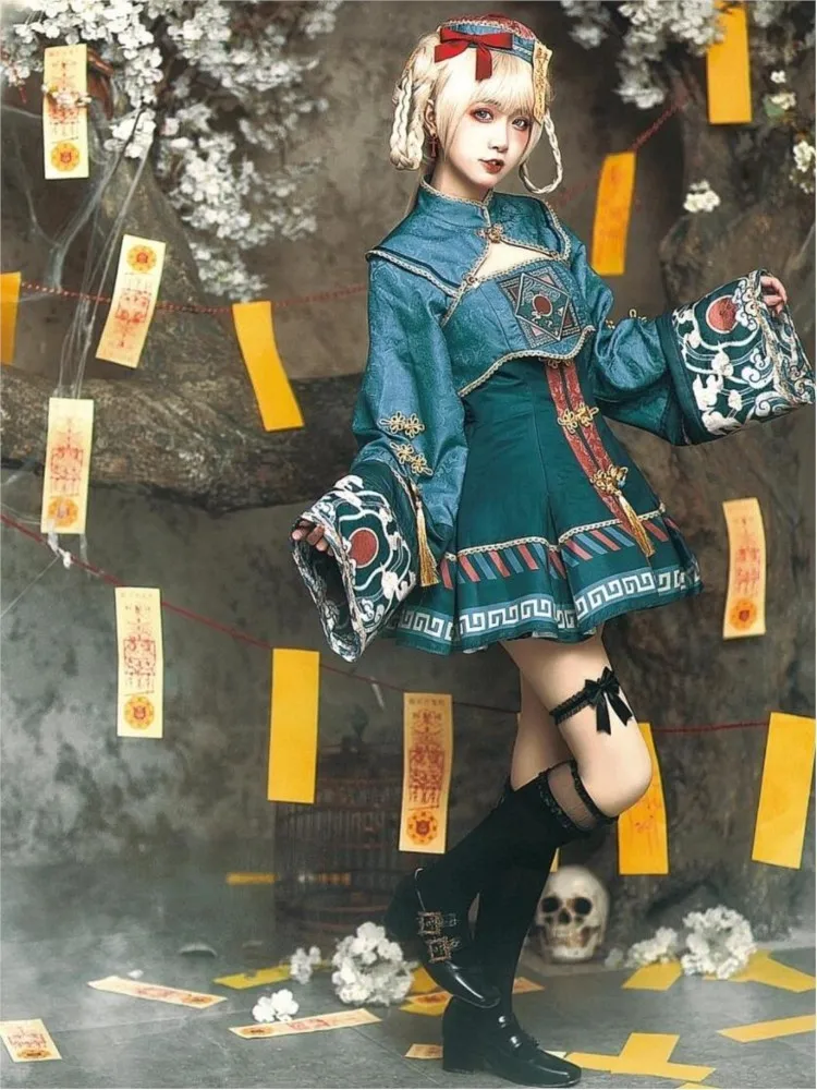 

Halloween costume role-playing daily dress