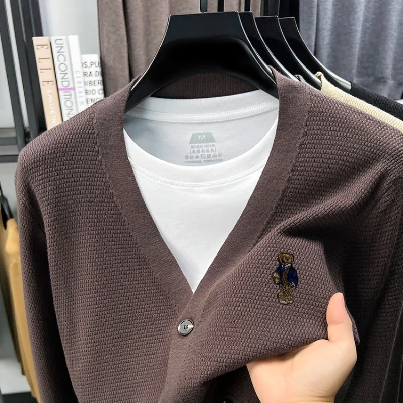 Neuer Herbst-Winter-Trend: Herren-Strickpullover mit Stickerei, Hochwertiger Cardigan mit Knöpfen, Komfortabler V-Ausschnitt, Lässige Business-Herrenbekleidung – Detail 5