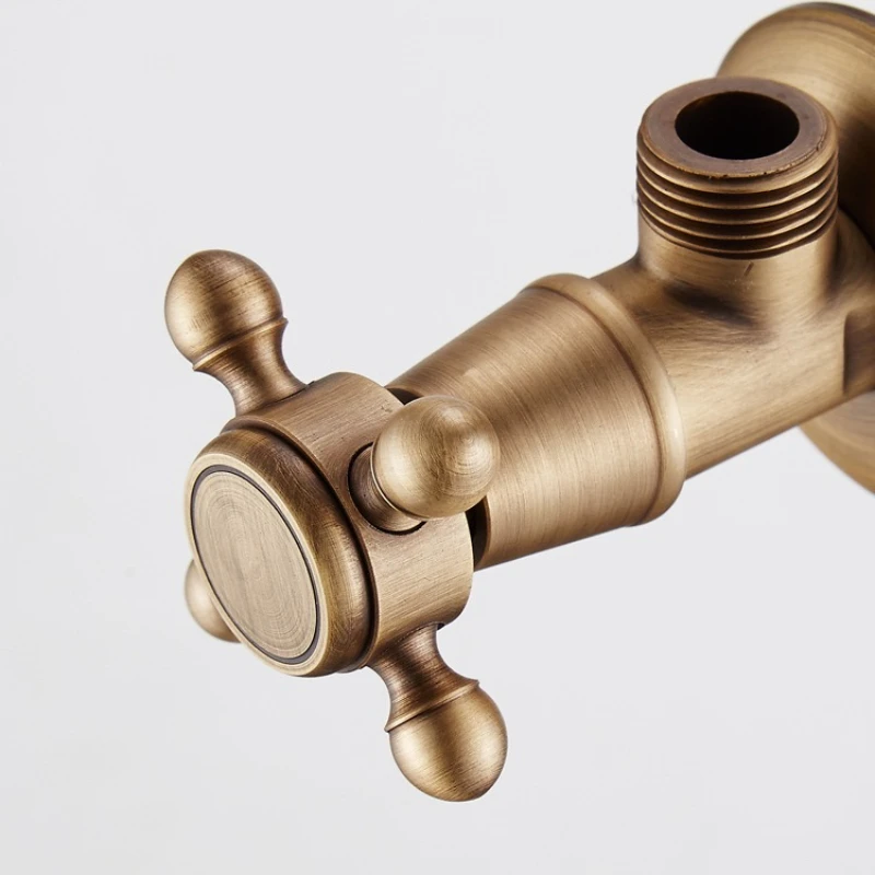 Válvula triangular de bronce Válvula de control de agua Válvula triangular antigua La alcantarillado del agua del grifo