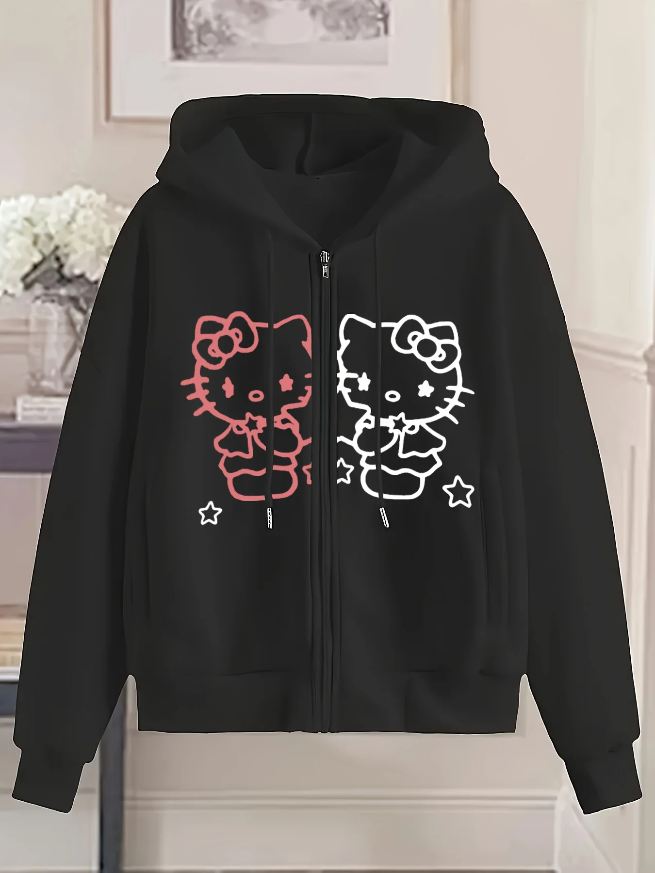 

Толстовка на молнии с мультяшным принтом Hello Kitty - уютная флисовая куртка с капюшоном и звездными акцентами для женщин и подростков