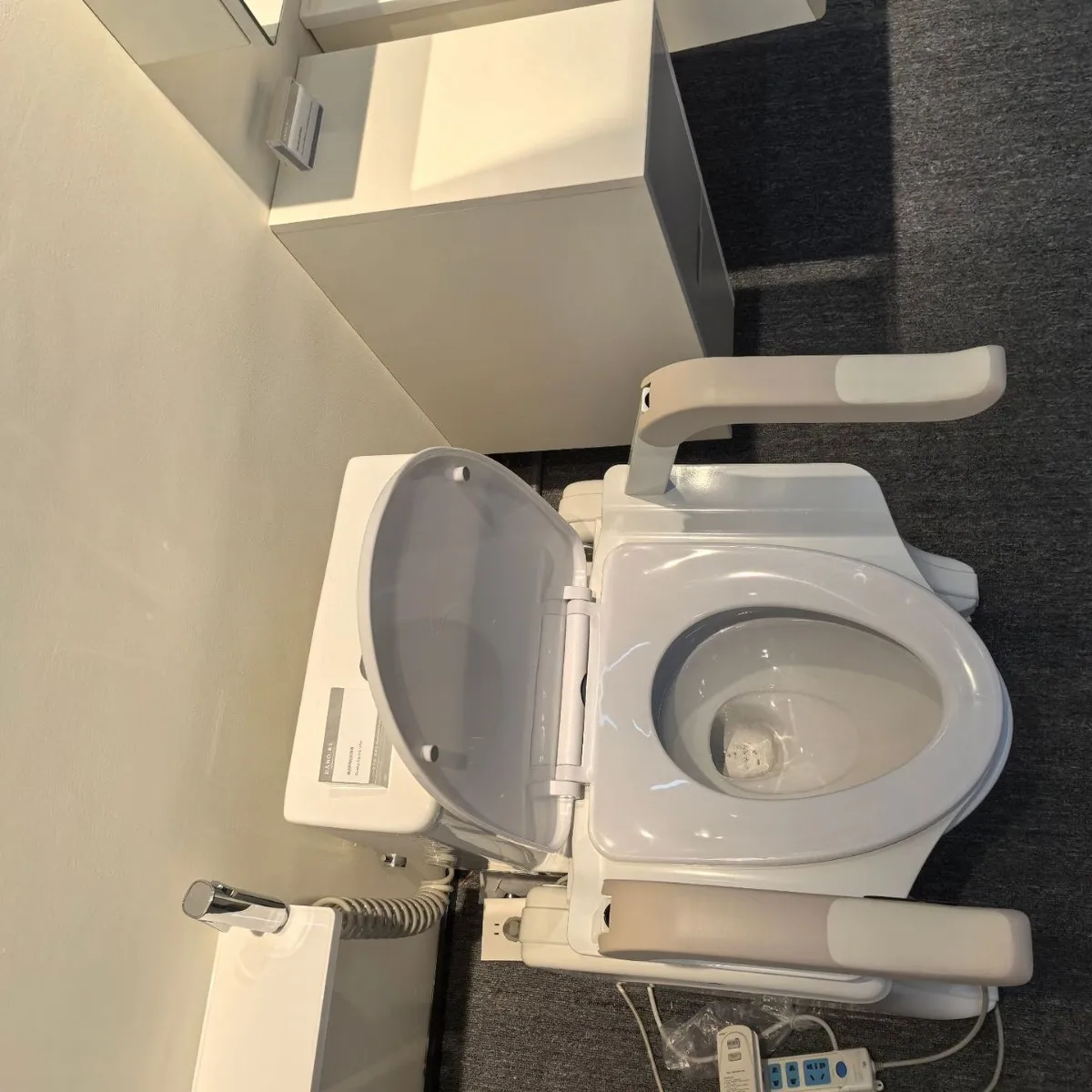 高齢者、妊婦に適したスマート電動昇降式トイレホルダー