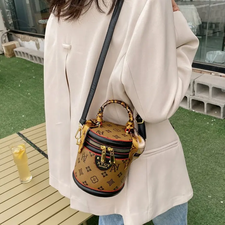 2025 شتاء 543 موضة شعبية جديدة حقيبة يد كاجوال برميل حقيبة متعددة الاستخدامات كبار ركاب الكتف رسول حقيبة نسائية #1