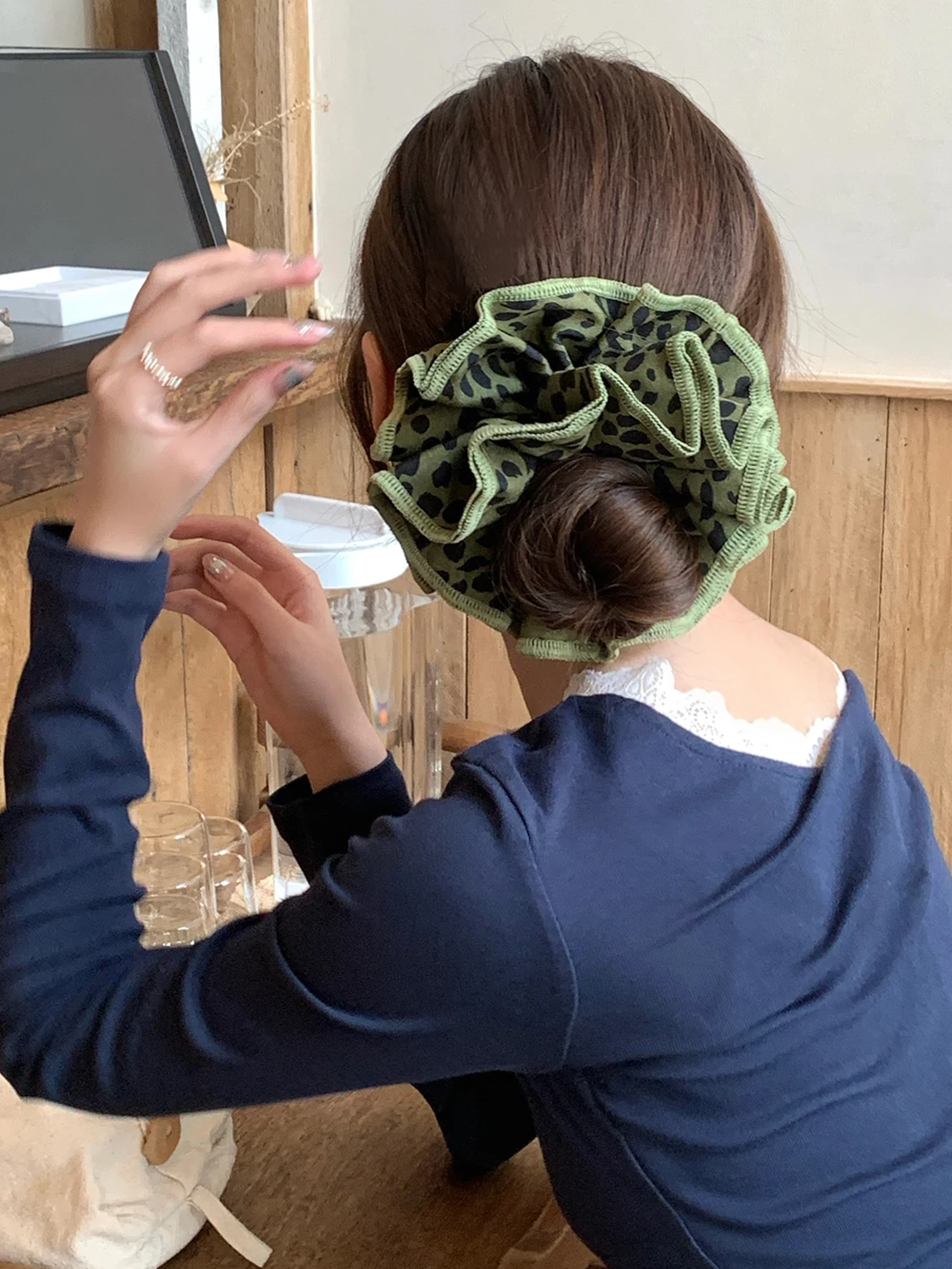 1 Stück stilvoller doppellagiger großer Haargummi mit Leopardenmuster, hochwertiges Haargummi für niedrige Pferdeschwänze und Dutts, vielseitiger Herbst und Winter