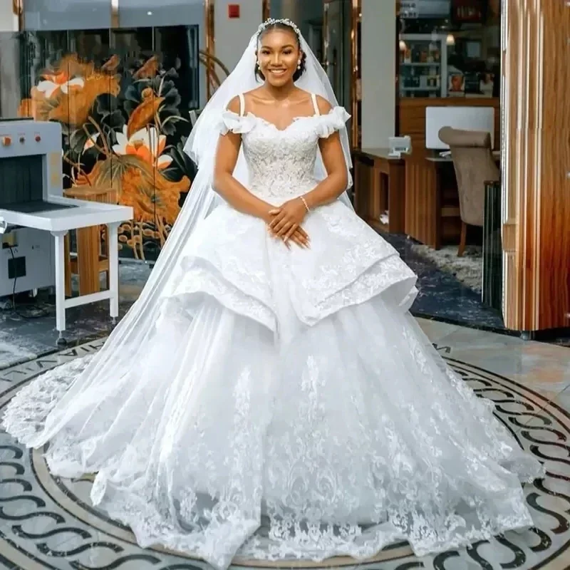 Vestidos de novia personalizados con diseño de hombros descubiertos y volantes, apliques de encaje, tallas grandes, vestido de novia con falda abullonada, para iglesia, segunda opción.