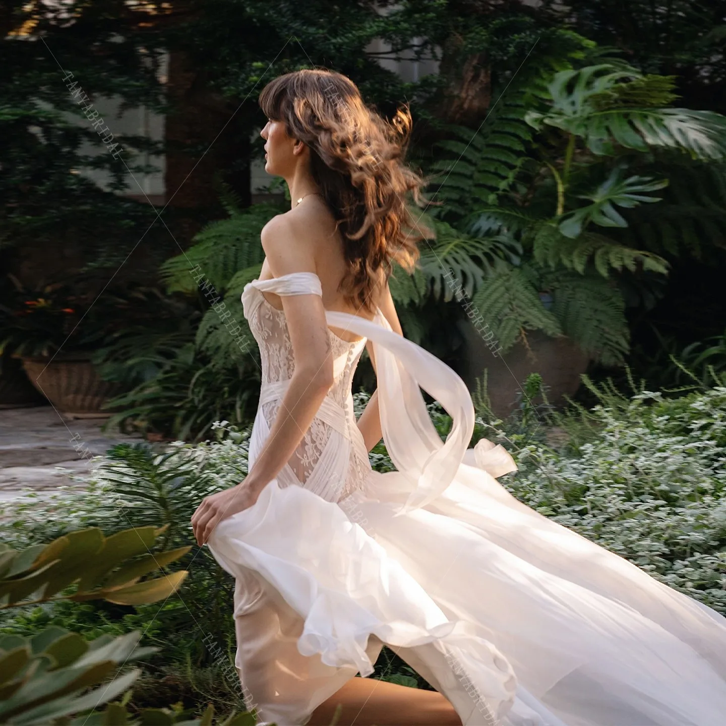 Abito da sposa romantico in pizzo e chiffon Abito da sposa sexy con spacco laterale alto senza maniche Abito da sposa alla moda con strascico a linea