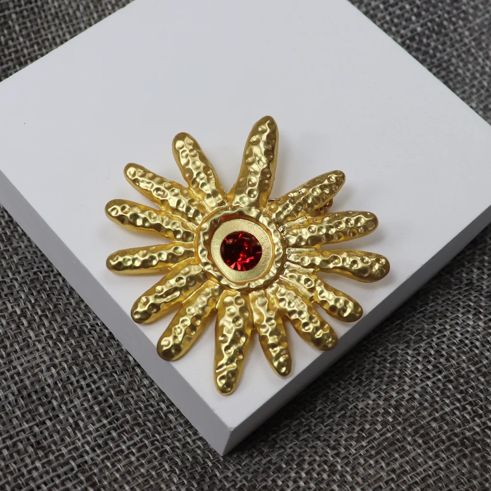 

Medieval Vintage Three-dimensional Lava Sunflower Brooch Simple Luxury Red Rhinestone Inlaid Pins Clothing Corsage Accessories