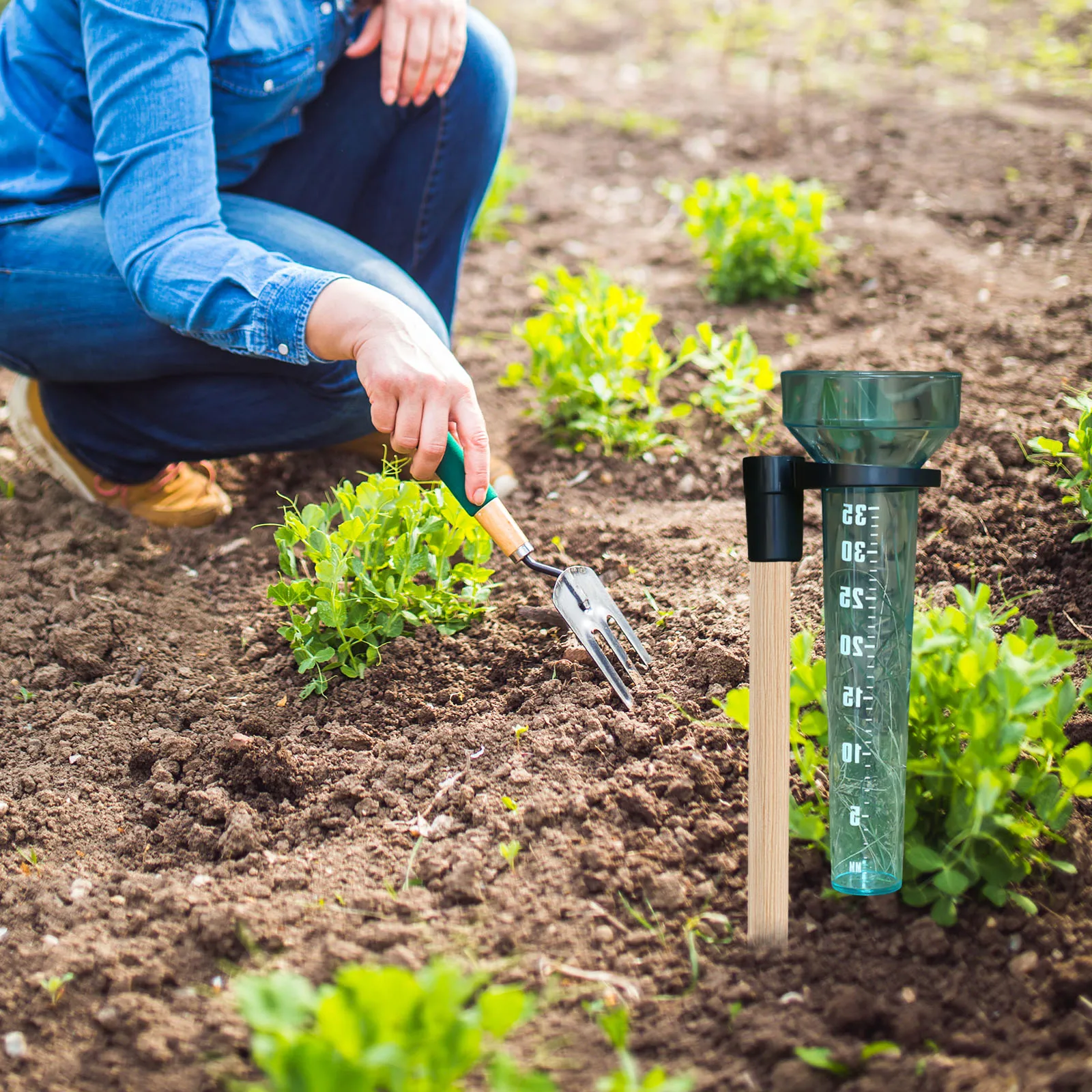 Plastic Rain Gauge with Holder Rainfall Gauge with 35mm Capacity Easy To Install for Lawn Farm Garden Settings Outdoor Use
