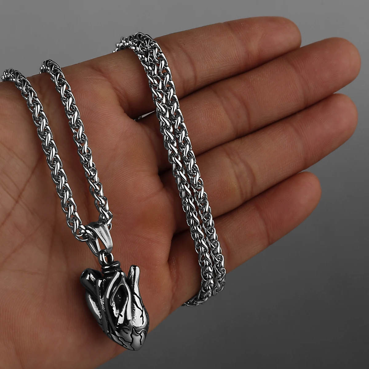 Retro Hip Hop Personality Heart Pendant Men\'s Simple Fashion Titanium Steel Stainless Steel Pendant Necklace Gift Wholesale