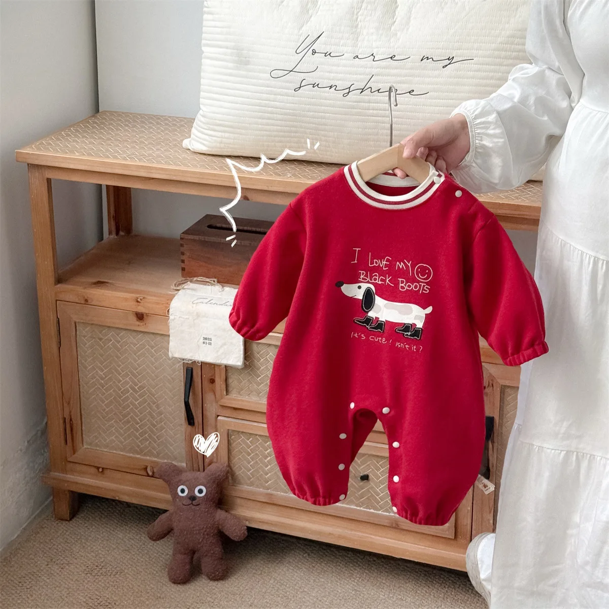 

Осенние комбинезоны для новорожденных мальчиков с принтом колбасы и собаки, детские комбинезоны для мальчиков с круглым вырезом, красные боди с длинными рукавами для маленьких мальчиков