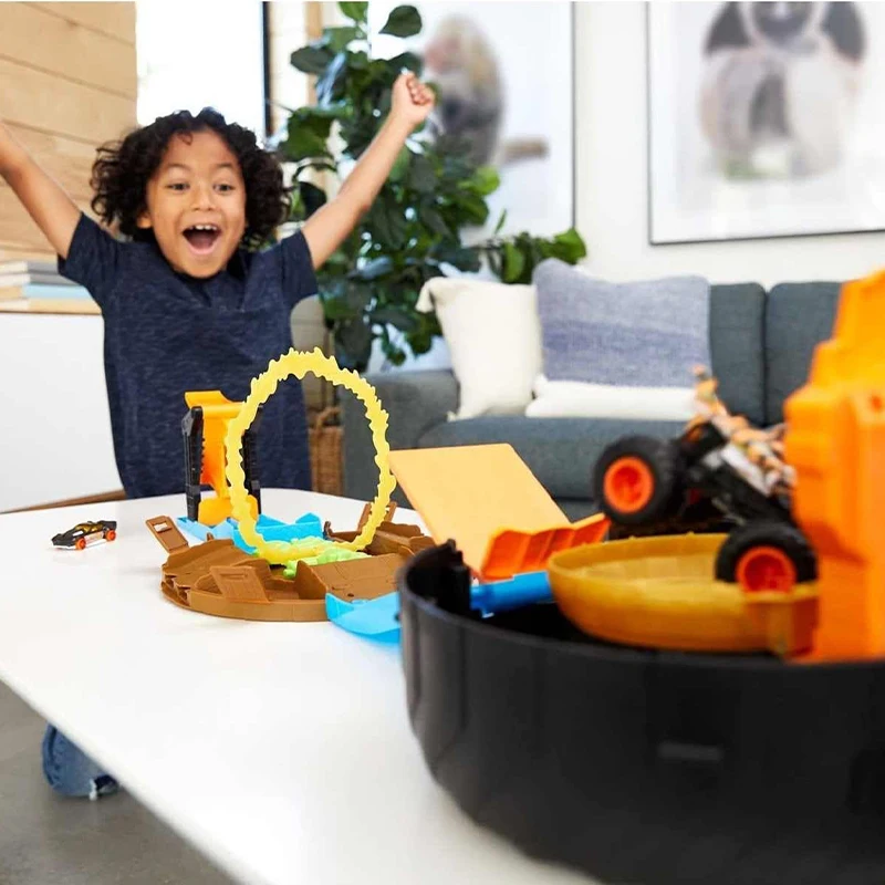 Hot Wheels 몬스터 트럭 스턴트 타이어 Playset With1 1:64 스케일 자동차 및 1 몬스터 트럭 자동차 소년 레이싱 트랙 장난감 생일 선물