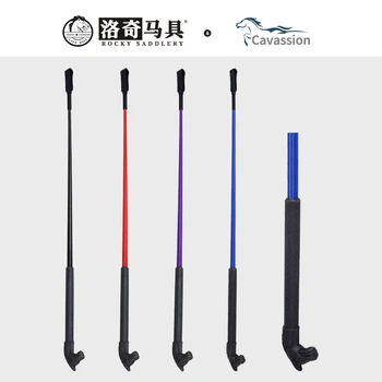 Mor binicilik at kırbaç kırmızı bitkileri mavi renk binicilik ekipmanları