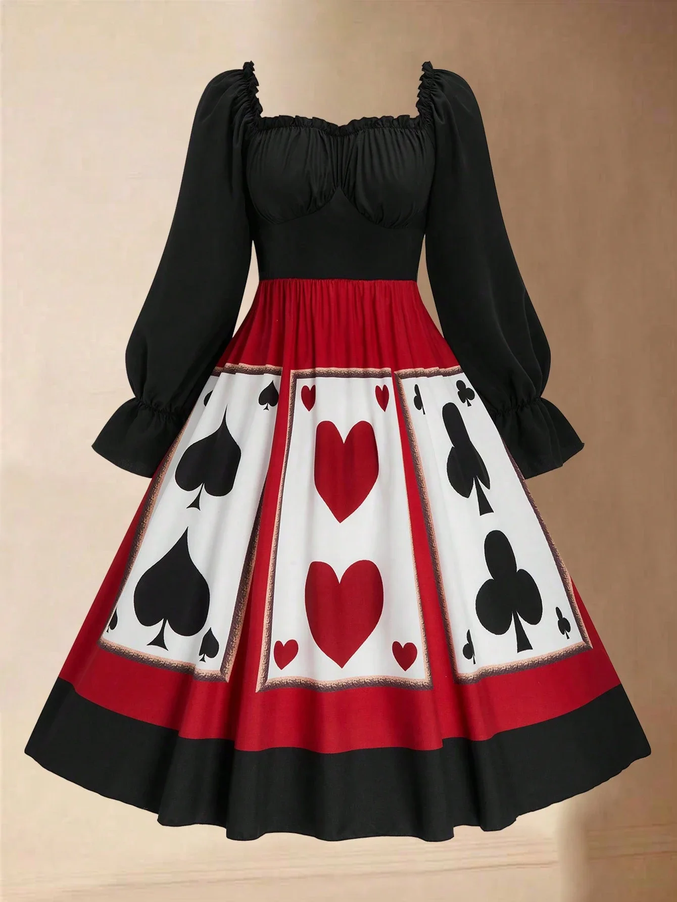 

Женское платье А-силуэта больших размеров с принтом в виде карт и рюшами на рукавах, а также с цветными вставками на подоле