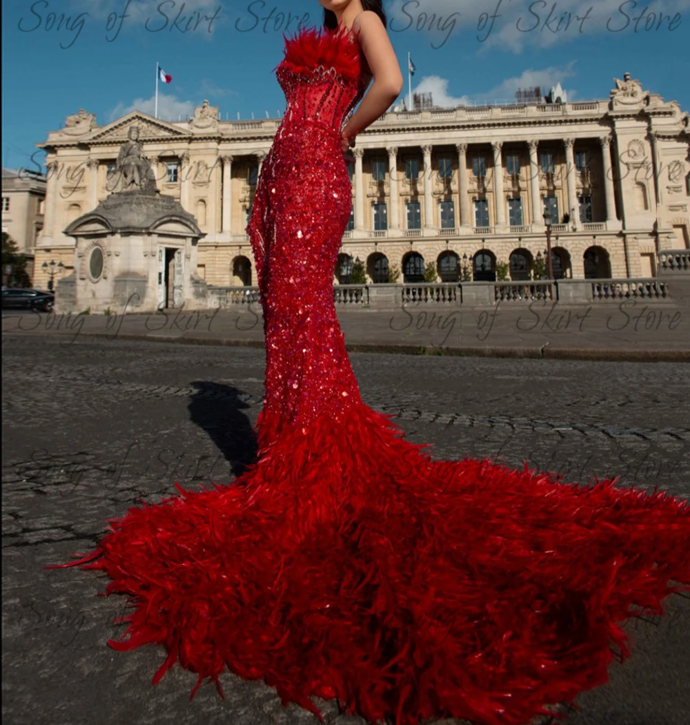 Robe de soirée de forme sirène, rouge, sans bretelles, traîne à balayage, paillettes, plumes, luxueuse tenue de bal